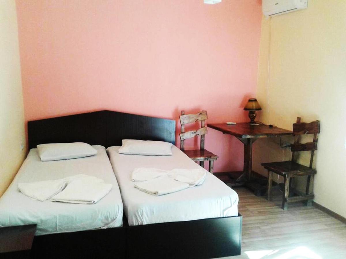 Domino Yerevan Hostel And Hotel Exteriör bild