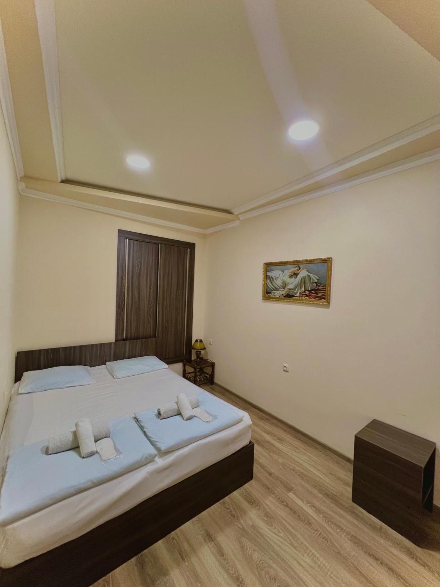 Domino Yerevan Hostel And Hotel Exteriör bild