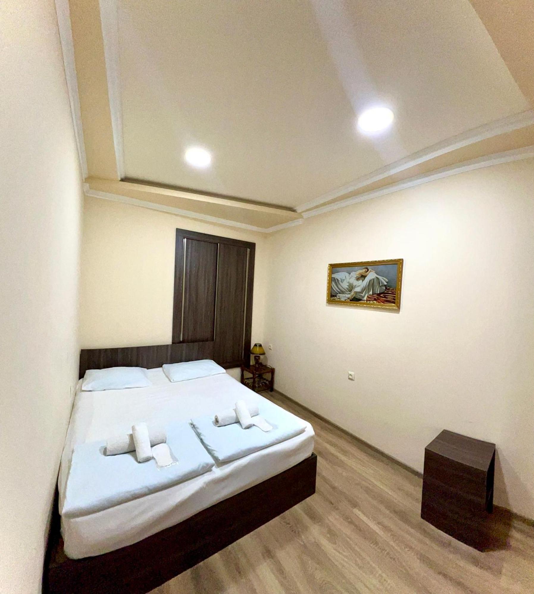 Domino Yerevan Hostel And Hotel Exteriör bild