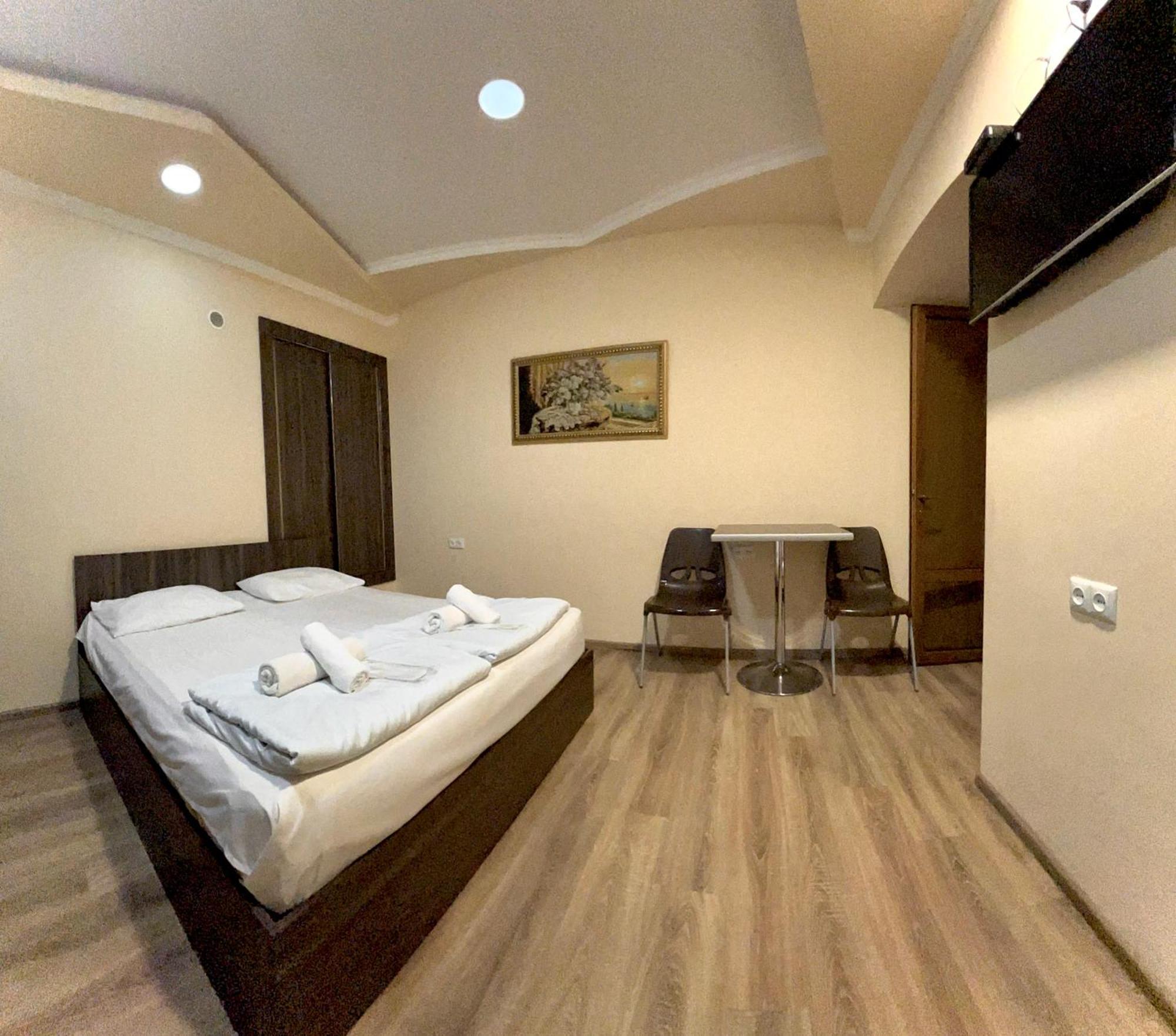 Domino Yerevan Hostel And Hotel Exteriör bild
